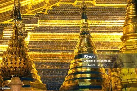 Arsitektur Shwedagon Detail lapisan emas dan arsitektur stupa di Pagoda Shwedagon