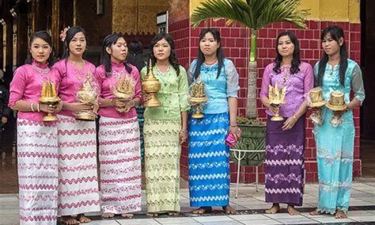 Masyarakat lokal Myanmar mengenakan pakaian tradisional Longyi