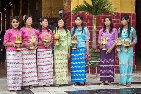 Budaya Lokal Myanmar Masyarakat lokal Myanmar mengenakan pakaian tradisional Longyi
