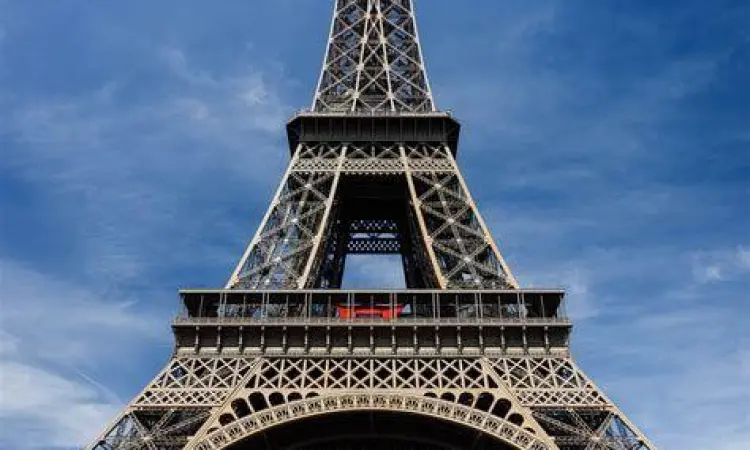 Simbol Ikonik Eropa di Paris Menara Eiffel sebagai simbol kemajuan budaya dan pariwisata eropa