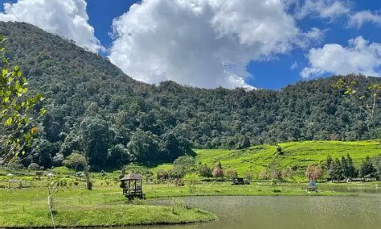 Pemandangan danau Telaga Saat Puncak dengan latar gunung