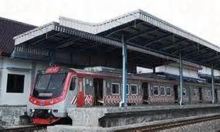 KRL Solo-Jogja di Solo Balapan Kereta Commuter Line di peron Stasiun Solo Balapan