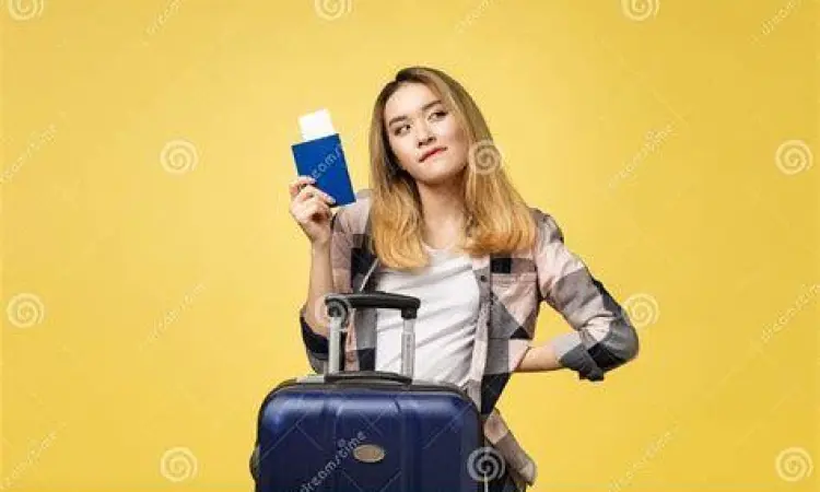 Pelancong memegang paspor dan tiket pesawat