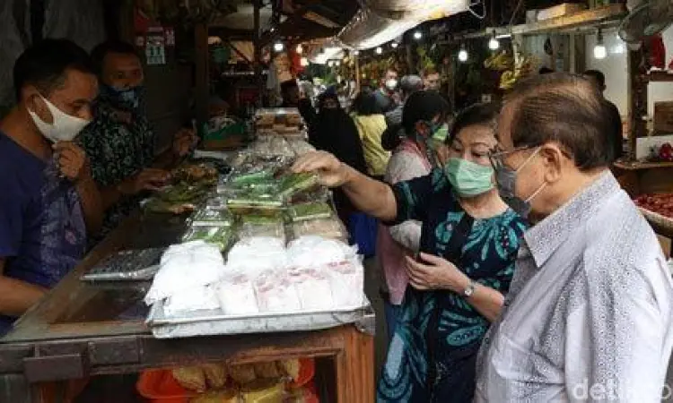 Pedagang di lorong Pasar Petak Sembilan Glodok