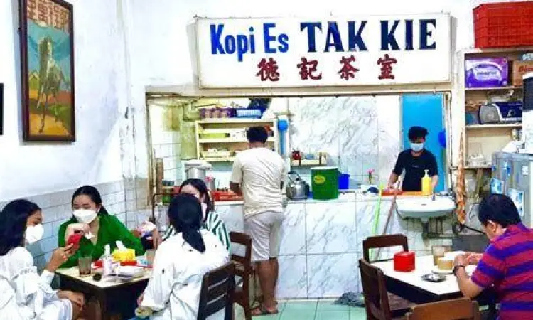 Gelas Kopi Es Tak Kie yang legendaris