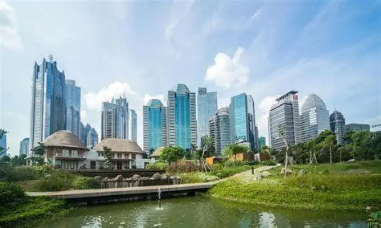 Skyline Jakarta dari Hutan Kota GBK Pemandangan gedung pencakar langit dari Hutan Kota GBK