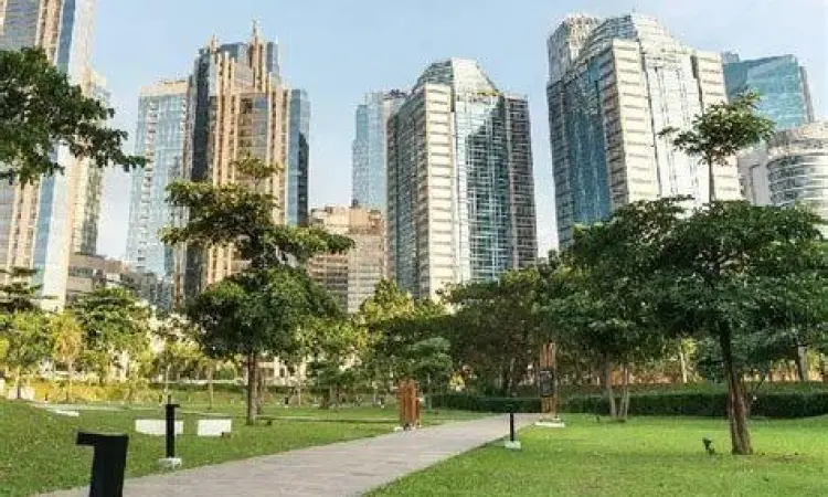 Olahraga di Hutan Kota Orang berolahraga di sekitar Hutan Kota GBK