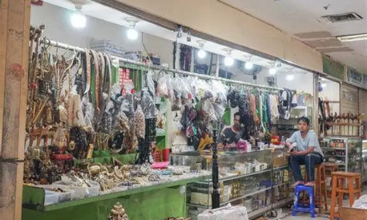 Interior Jakarta Gems Center Suasana dalam gedung Jakarta Gems Center yang modern