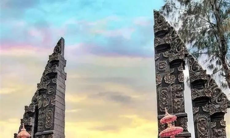 Bukit Sanjaya Selo dengan replika gapura Bali yang estetik