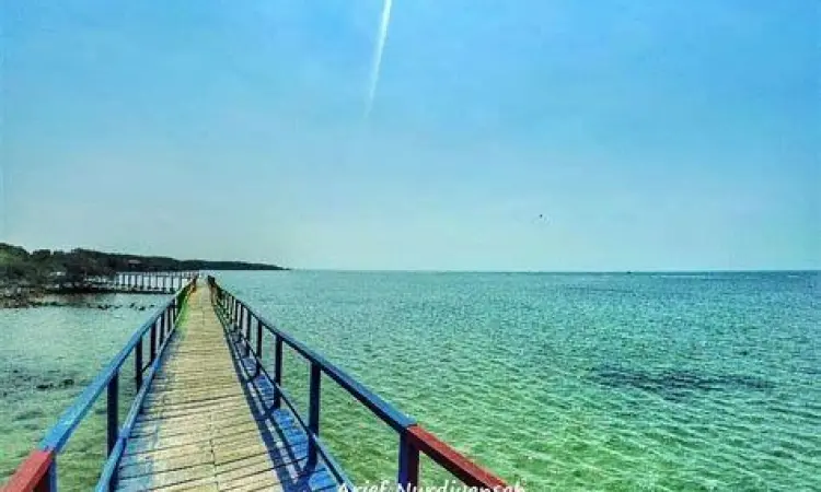 Jembatan kayu estetik di Pantai Kutang Tuban