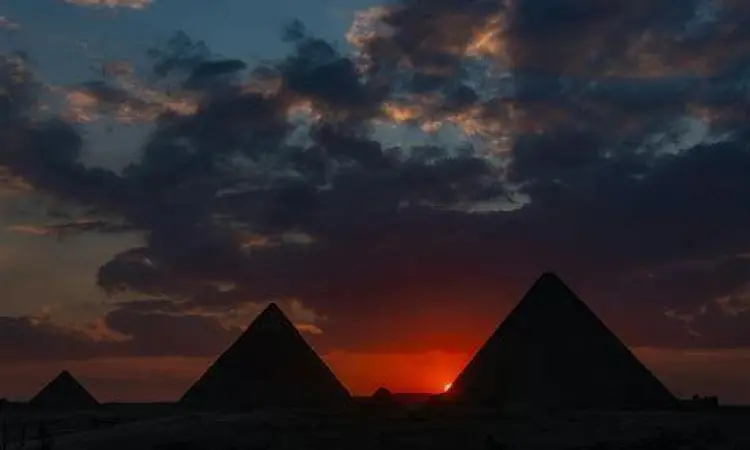 Piramida Giza Piramida Giza saat matahari terbenam