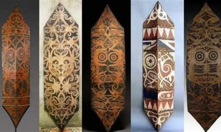 Ukiran motif pada perisai Talawang