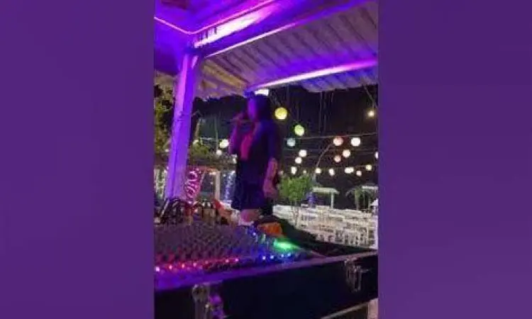 Hiburan Live Music Suasana live music malam hari di Kampung Turis