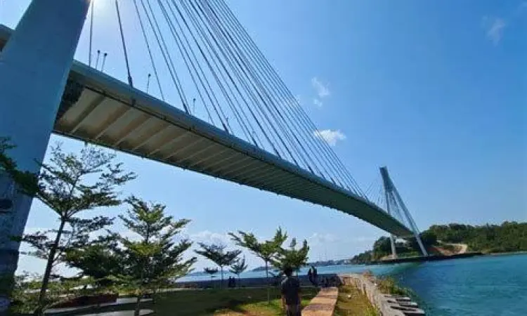 Aktivitas Wisatawan Wisatawan sedang berfoto di Jembatan 1 Barelang