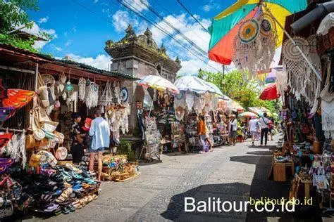 Interior Pasar Seni Ubud Deretan tas rotan dan kain pantai di Pasar Seni Ubud