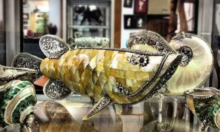 Detail kerajinan perak halus di Ubud Bali