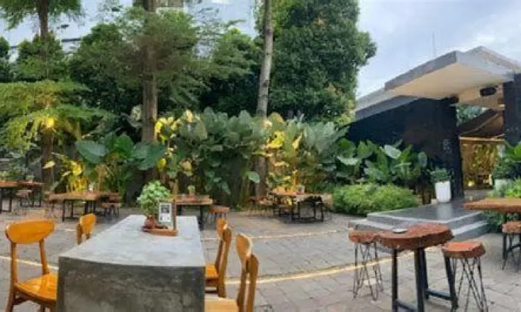 Area outdoor cafe yang nyaman untuk bersantai