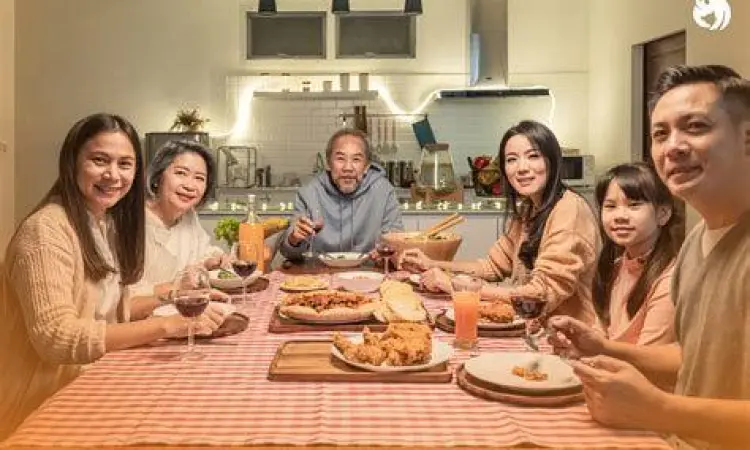 Momen makan malam keluarga di restoran Jakarta