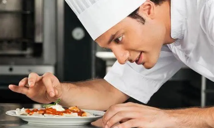 Proses Penyiapan Hidangan Chef profesional sedang menyiapkan hidangan di dapur restoran