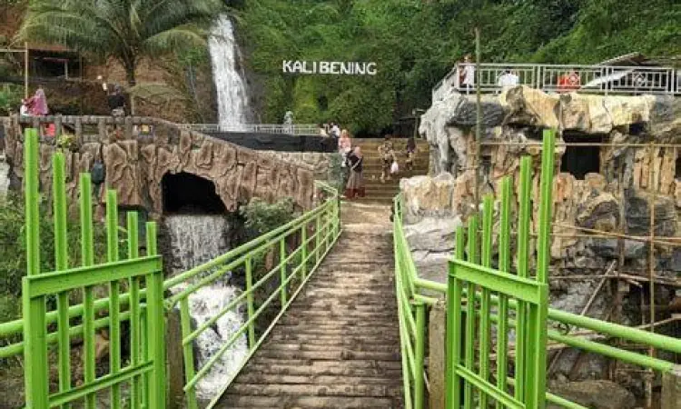 Pemandian alami Kali Bening Jepara dengan air jernih
