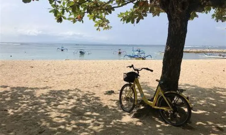 Jalur sepeda di tepi Pantai Sanur Bali