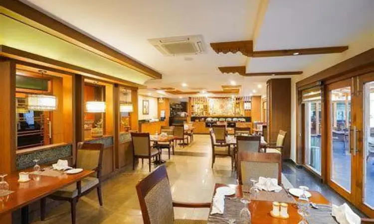 Sajian makanan lezat di restoran Mars City Hotel