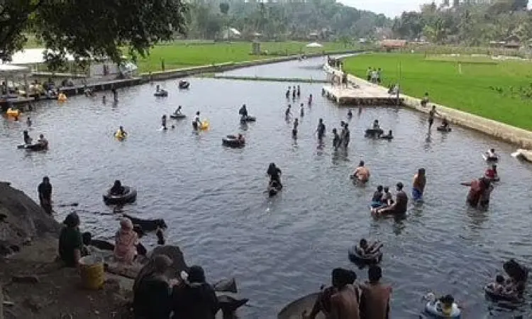 Aktivitas di Cikandung Keluarga bermain di Mata Air Cikandung