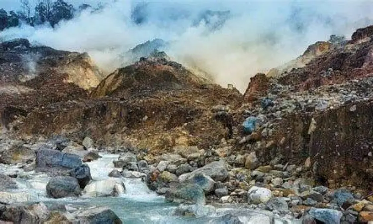 Kawah Ratu Gunung Salak Pemandangan uap sulfur di Kawah Ratu Bogor