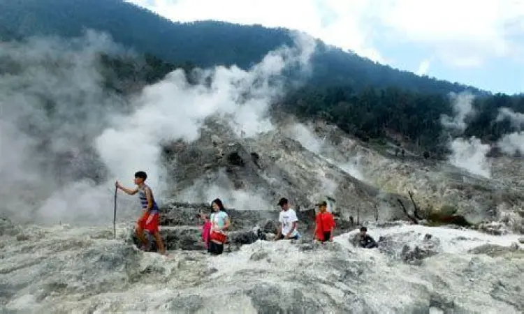 Trekking Kawah Ratu Jalur pendakian Kawah Ratu Bogor yang berlumpur