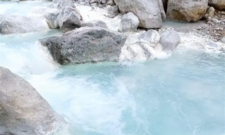 Aliran sungai belerang di Kawah Ratu