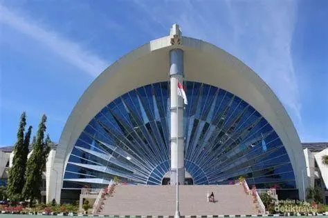 Kantor Gubernur NTT Malam Hari Tampilan lampu warna-warni Kantor Gubernur NTT di malam hari