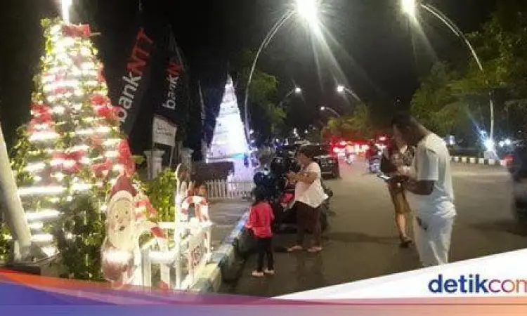 Kawasan Jalan El Tari Kupang Kawasan Jalan El Tari di depan Kantor Gubernur NTT