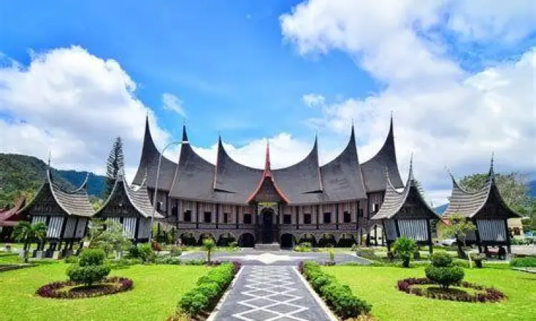 Kebudayaan Minangkabau Rumah Gadang sebagai simbol kebudayaan Minangkabau