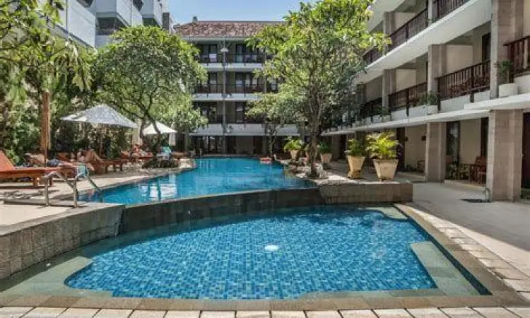 Kolam renang Bali Rani Hotel yang luas