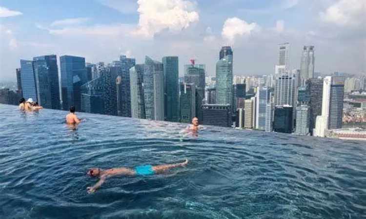 Kolam renang infinity Marina Bay Sands yang ikonik
