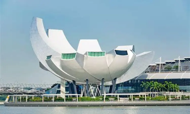 Gedung ArtScience Museum dengan bentuk bunga teratai