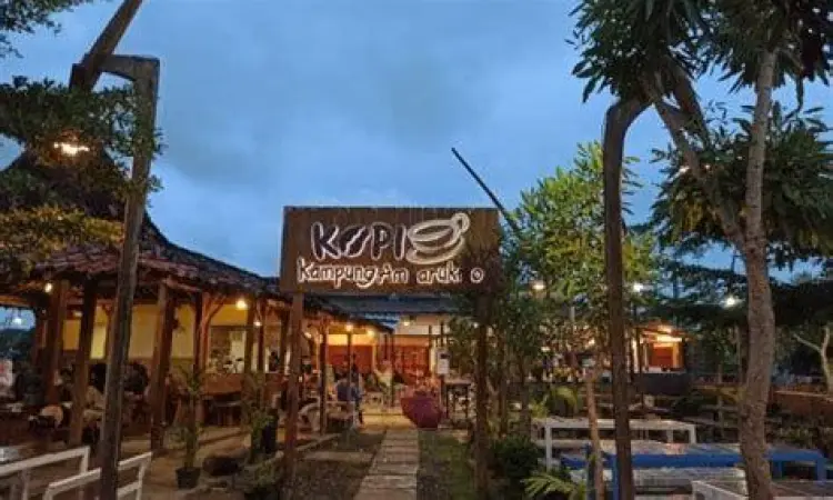 Interior kayu tradisional di Kopi Kampung Ambarukmo