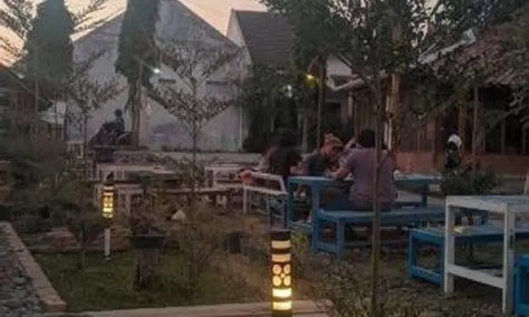 Area outdoor dengan pepohonan rindang di Kopi Kampung Ambarukmo