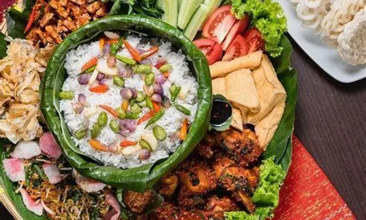 Paket Nasi Liwet Kampung Muara Sunda Sajian nasi liwet lengkap di Kampung Muara Sunda