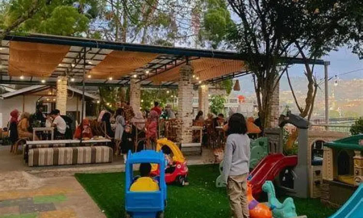 Fasilitas Ramah Anak Area bermain anak di restoran Kampung Muara Sunda