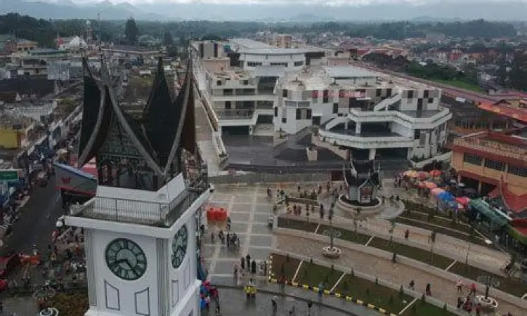 Pasar Atas Bukittinggi Pasar Atas Bukittinggi yang ramai