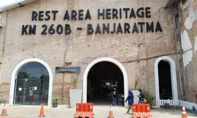 Arsitektur dinding bata merah di dalam Rest Area Banjaratma