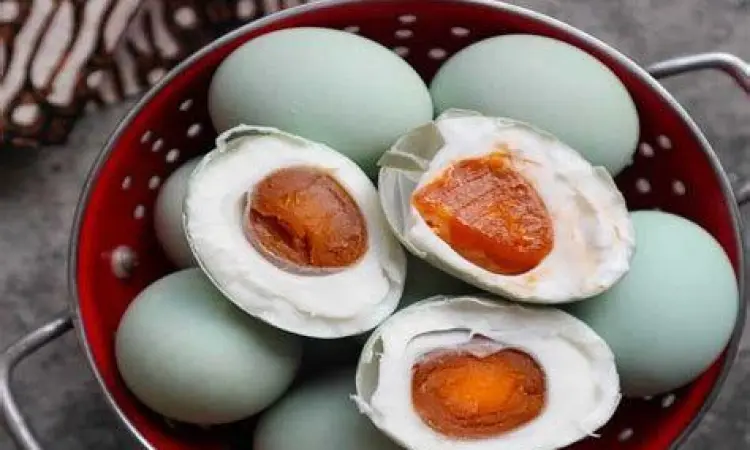 Oleh-oleh Telur Asin Brebes Penjual telur asin di rest area banjaratma