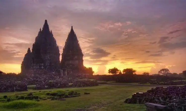 Pemandangan matahari terbenam di kompleks Candi Prambanan