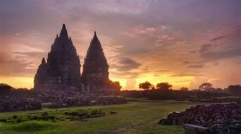 Sunset di Prambanan Pemandangan matahari terbenam di kompleks Candi Prambanan