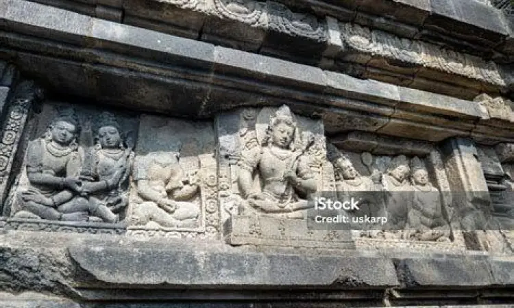 Detail Relief Prambanan Foto detail relief Ramayana di dinding Candi Prambanan