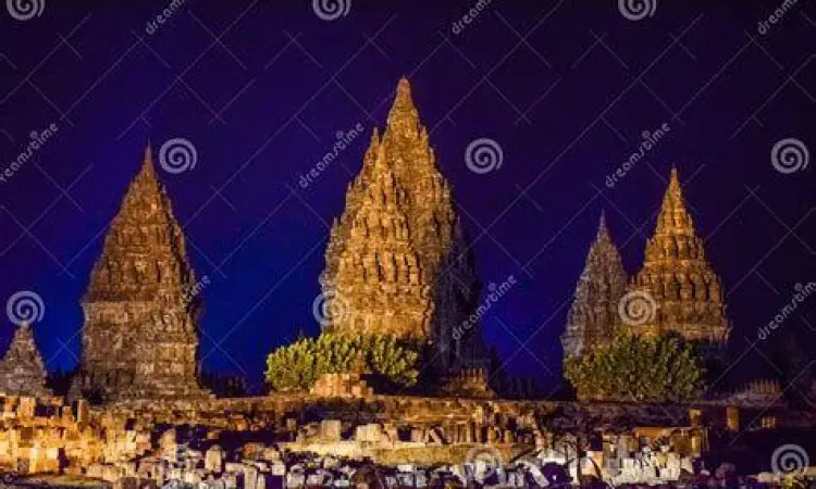 Foto Candi Prambanan di malam hari dengan pencahayaan lampu