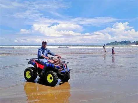 Aktivitas Seru di Pantai Air Manis pengunjung bermain atv di pantai air manis