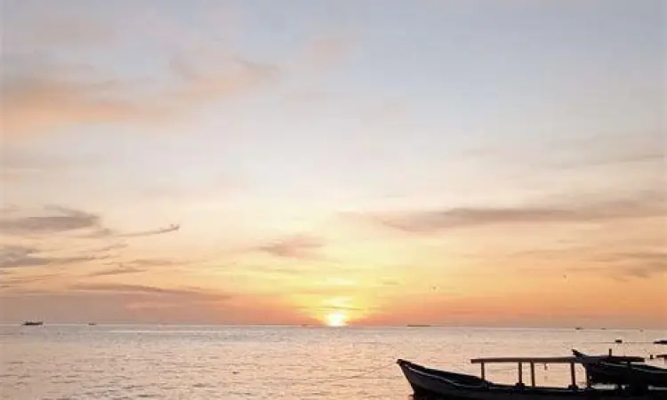 matahari terbenam di pantai air manis