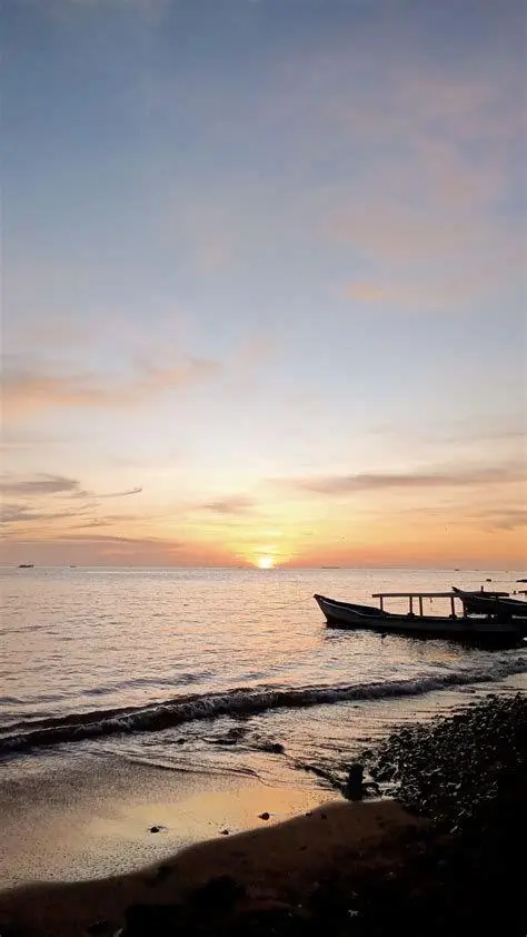 Sunset di Pantai Air Manis matahari terbenam di pantai air manis
